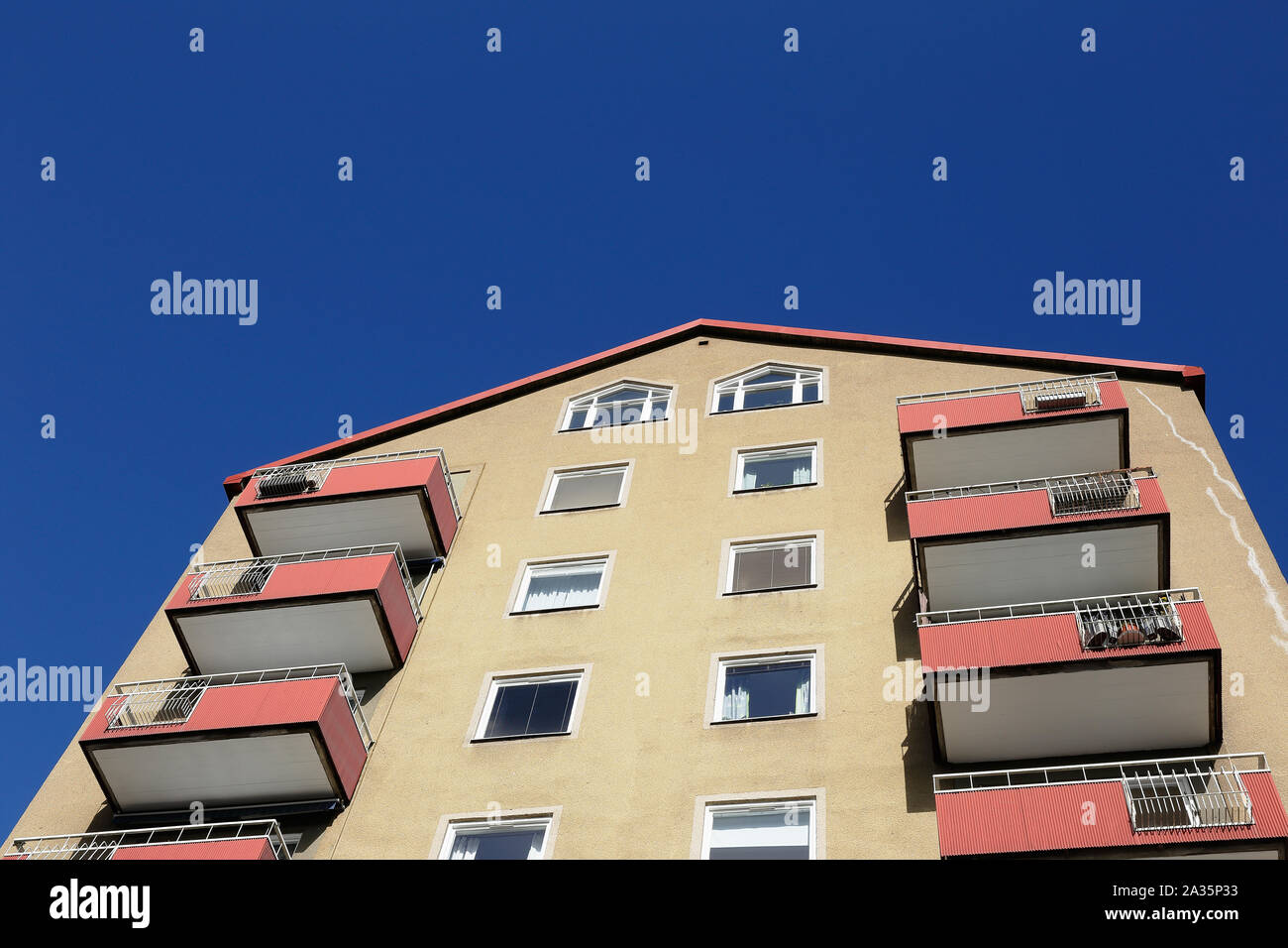 Basso angolo di visualizzazione a più piani edificio residenziale con appartamenti. Foto Stock