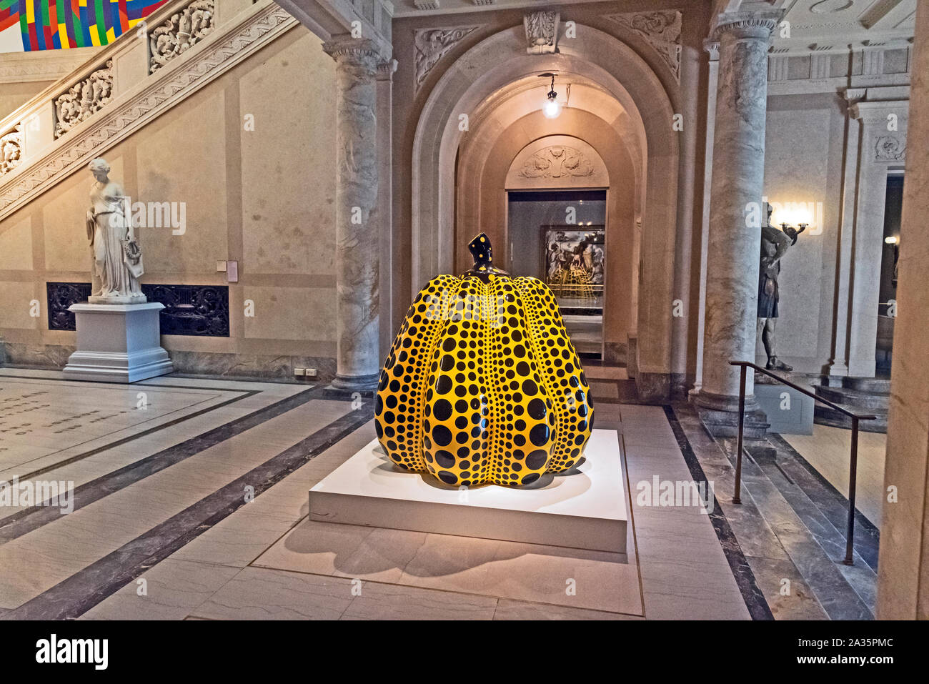 Yayoi Kusama "Pumpkin' in museo Morgan Lobby Principale, Ateneo Museo di Arte di Hartford, Connecticut, Stati Uniti d'America Foto Stock