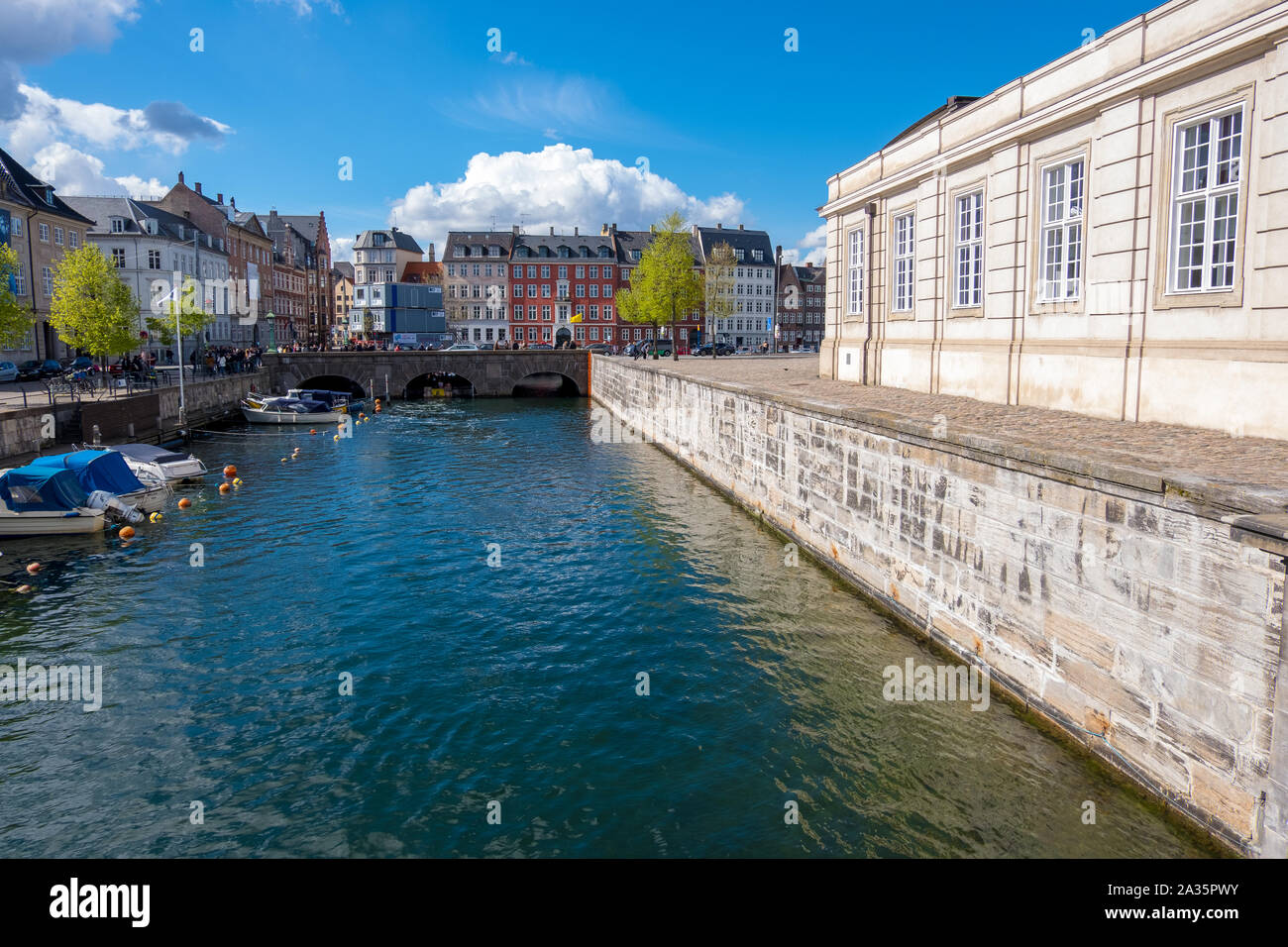 Copenhagen, Danimarca - 04 Maggio 2019: vista del Canal Grande e con barche e Ponte Vecchio nel centro storico della città di Copenhagen, Danimarca Foto Stock