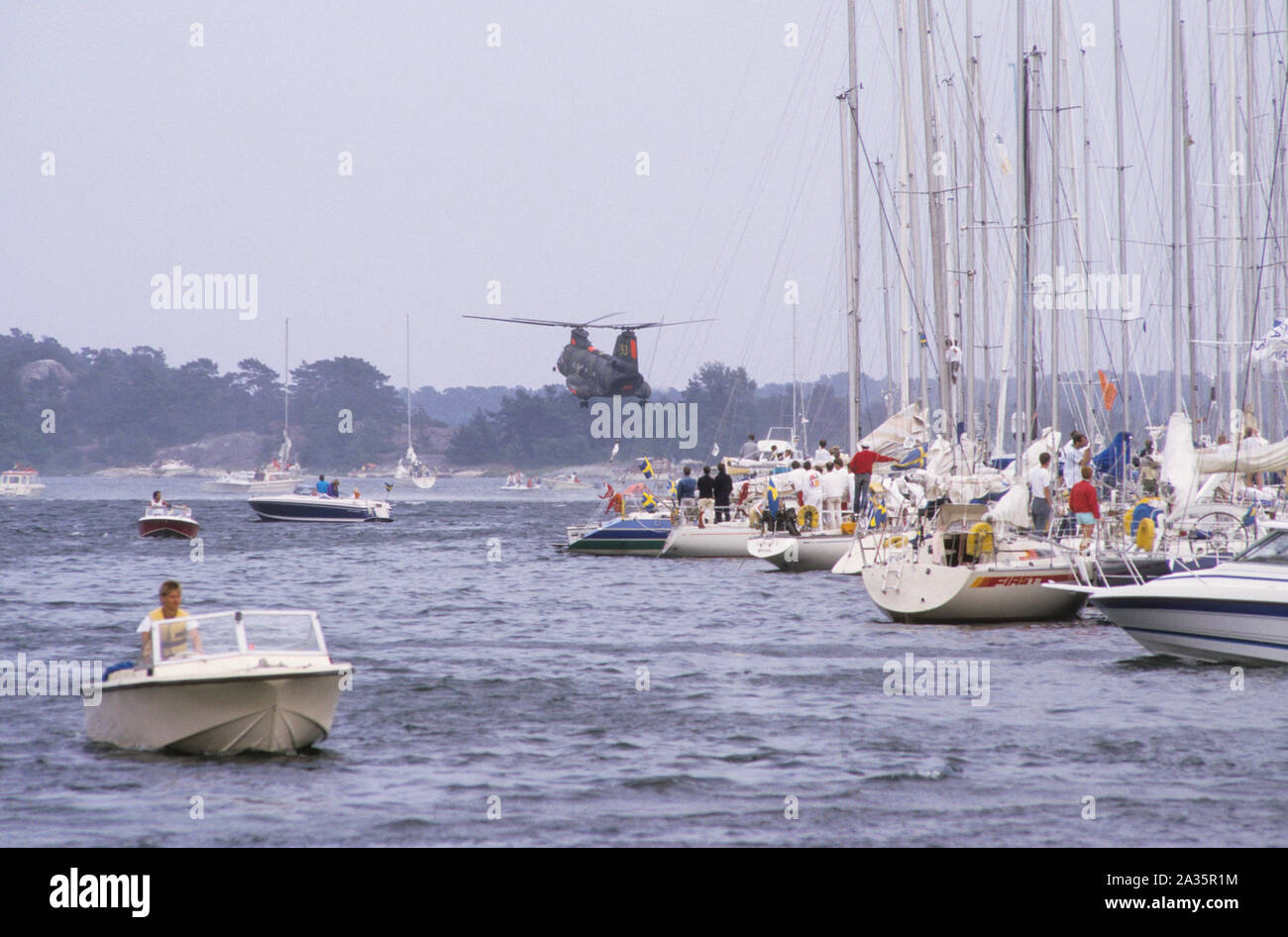 Elicottero sulla missione di salvataggio in arcipelago tra barche Foto Stock