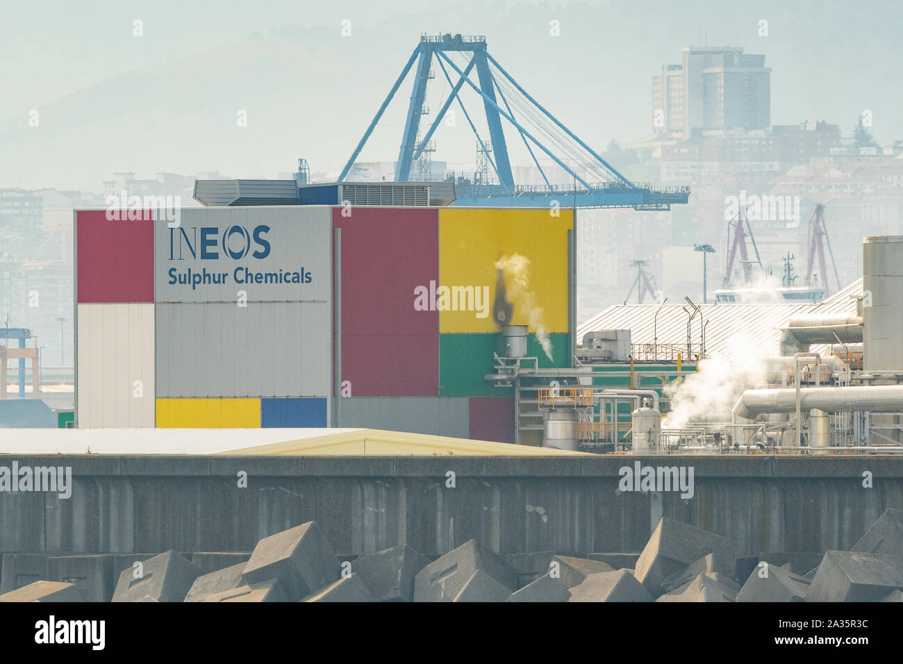 INEOS zolfo prodotti chimici stabilimento per la produzione di acido solforico, porto di Bilbao, nel nord della Spagna, Europa Foto Stock