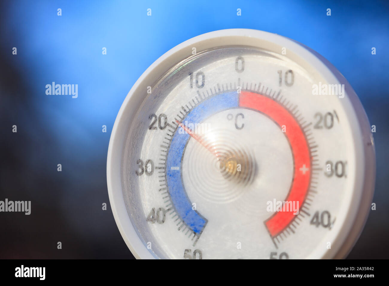 Congelati outdoor termometro con scala Celsius mostra una grave temperatura di congelamento duro inverno meteo concept Foto Stock