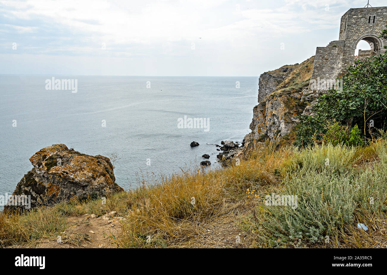 Verdi scogliere di Tracia, Kaliakra Lighthouse, nero acqua di mare, costa bulgara. Foto Stock