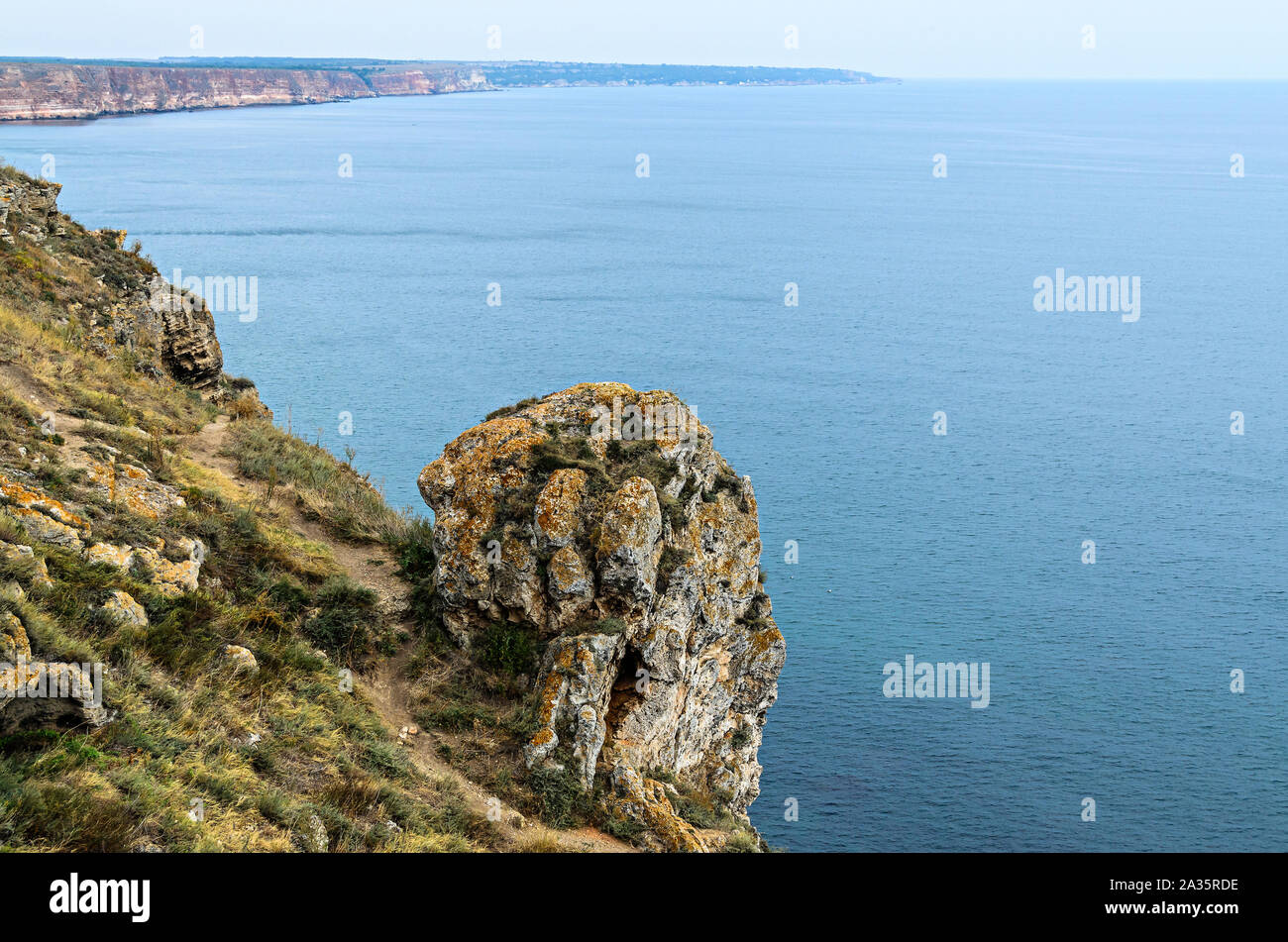 Verdi scogliere di Tracia, Capo Kaliakra, nero acqua di mare, costa bulgara. Foto Stock