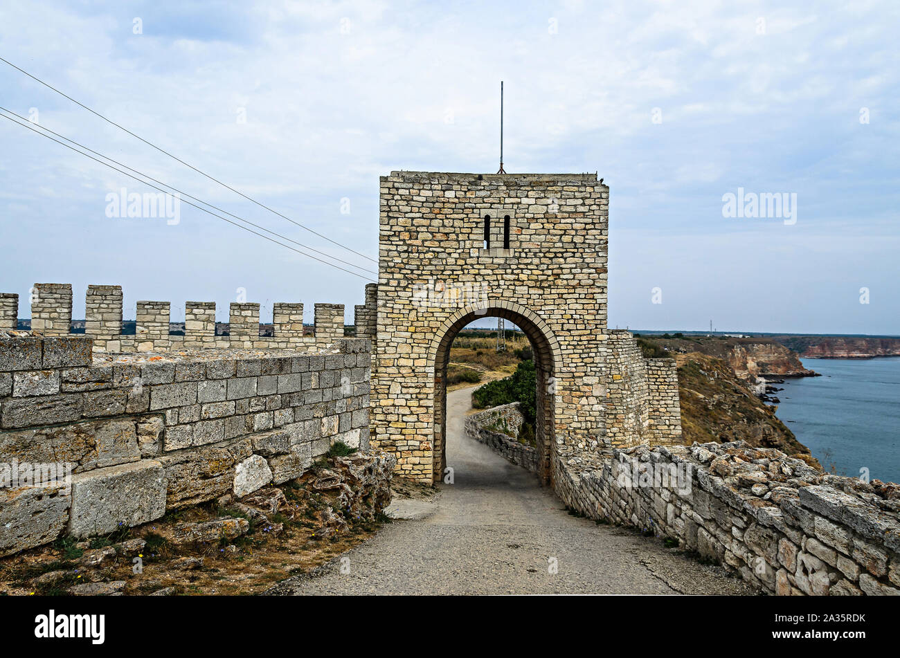 Capo Kaliakra il cancello di 40 vergini, nero acqua di mare, costa bulgara. Foto Stock