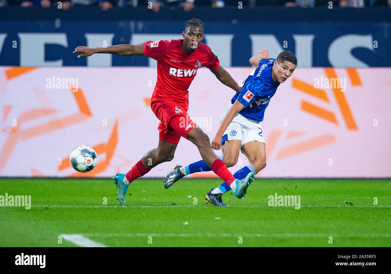 Gelsenkirchen (Germania). 05 ott 2019. Calcio: Bundesliga, FC Schalke 04 - 1FC Colonia, 7° giornata nella Veltins Arena. Schalke's Harit ammina (r) fiancheggia la palla oltre Colonia Ehizibue Kingsley in area di rigore. Credito: Guido Kirchner/dpa - NOTA IMPORTANTE: In conformità con i requisiti del DFL Deutsche Fußball Liga o la DFB Deutscher Fußball-Bund, è vietato utilizzare o hanno utilizzato fotografie scattate allo stadio e/o la partita in forma di sequenza di immagini e/o video-come sequenze di foto./dpa/Alamy Live News Foto Stock