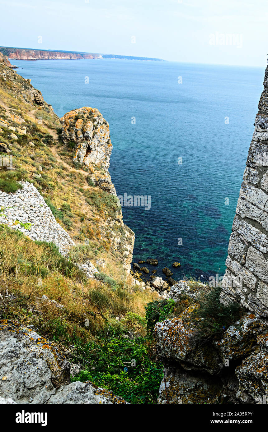 Verdi scogliere di Tracia, Capo Kaliakra, nero acqua di mare, costa bulgara. Foto Stock