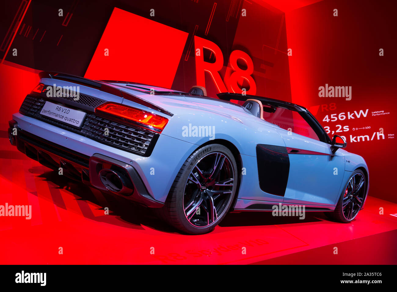 Francoforte, Germania - Sep 19, 2019: nuova Audi R8 V10 quattro cabriolet auto esposte al salone di Francoforte IAA Motor Show 2019. - Immagine Foto Stock