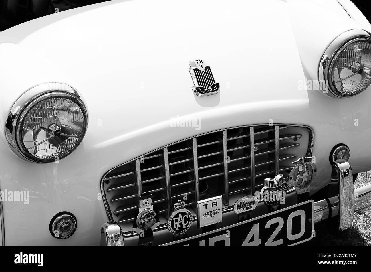 La parte anteriore di un bianco 1950 Triumph TR3 sul display a un'auto show Foto Stock