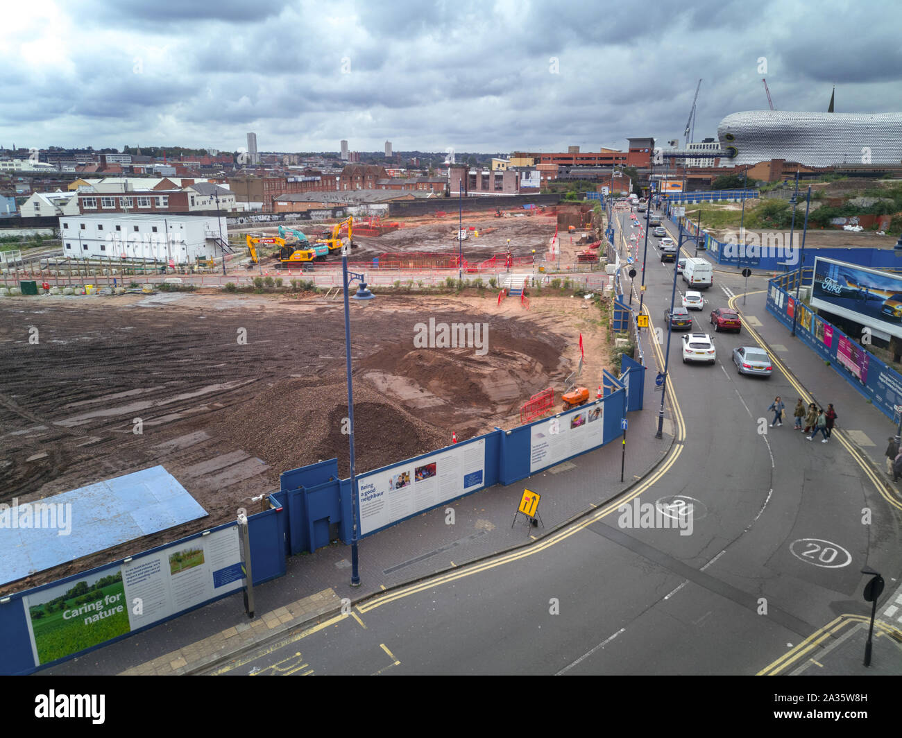 Ottobre 5th, 2019. Si continua a lavorare su HS2 edificio sito in Park Street, Birmingham. Questa zona è stata in passato un luogo di sepoltura ma i resti umani furono exhumed in estate di 2019. Magazzini Selfridges può essere visto nella parte in alto a destra, vicino a Moor Street station. Una volta che il nuovo HS2 Curzon Street station è costruito su questo sito, tre stazioni servirà il centro della città come la stazione di New Street è a pochi passi di distanza anche da questa parte di Birmingham noto come Eastside. Foto Stock