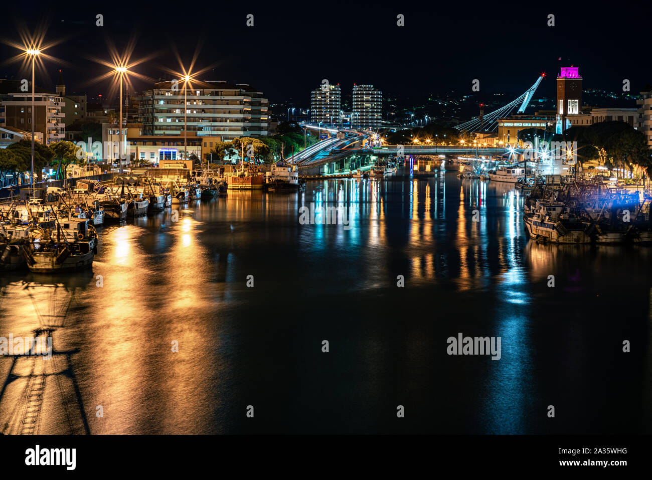 Porto-canale di Pescara visto di notte dal Ponte del Mare Foto Stock