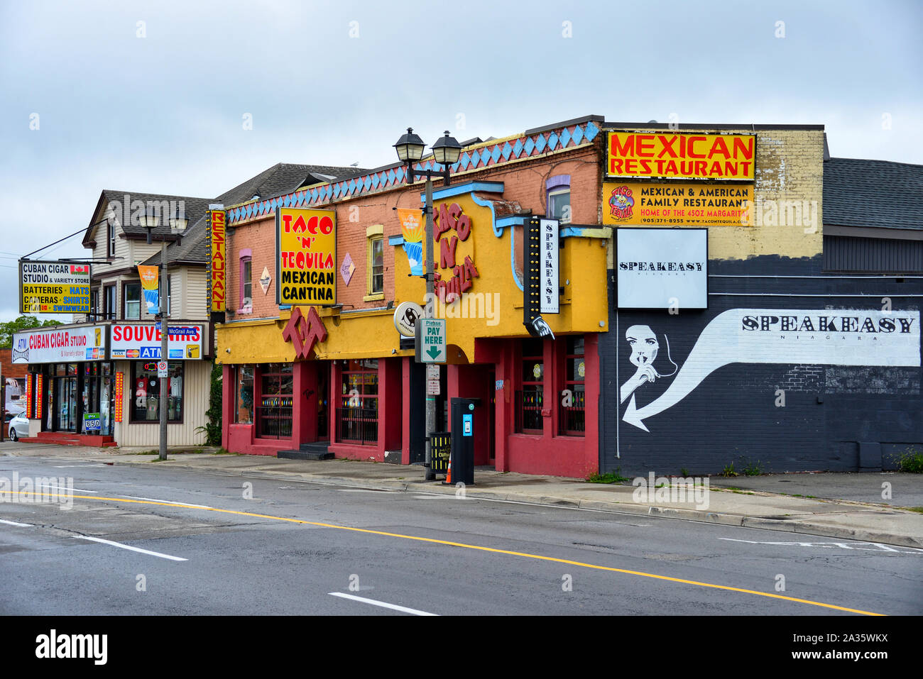Cascate del Niagara, Canada - 2 Ottobre 2019: edifici su Ferry Street compresi Speakeasy bar, Taco N Tequila ristorante e negozio di souvenir e un sigaro cubano sto Foto Stock