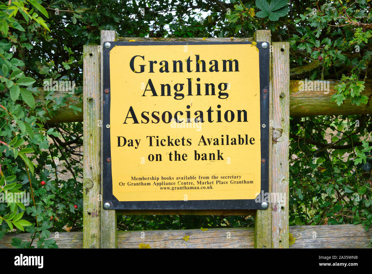 Grantham Angling Society giorno biglietti disponibili sulla banca membership libri disponibili dal segretario. Un segno giallo sul lato di Grantham Canal Foto Stock
