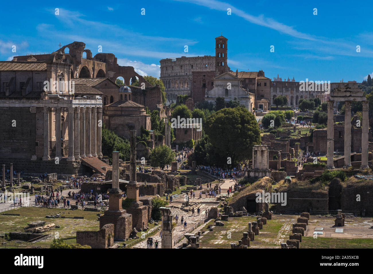 Bella vista panoramica sul Foro Romano in Roma, Italia. Vista panoramica sul Foro Romano in Roma, il Colosseo è in background Foto Stock