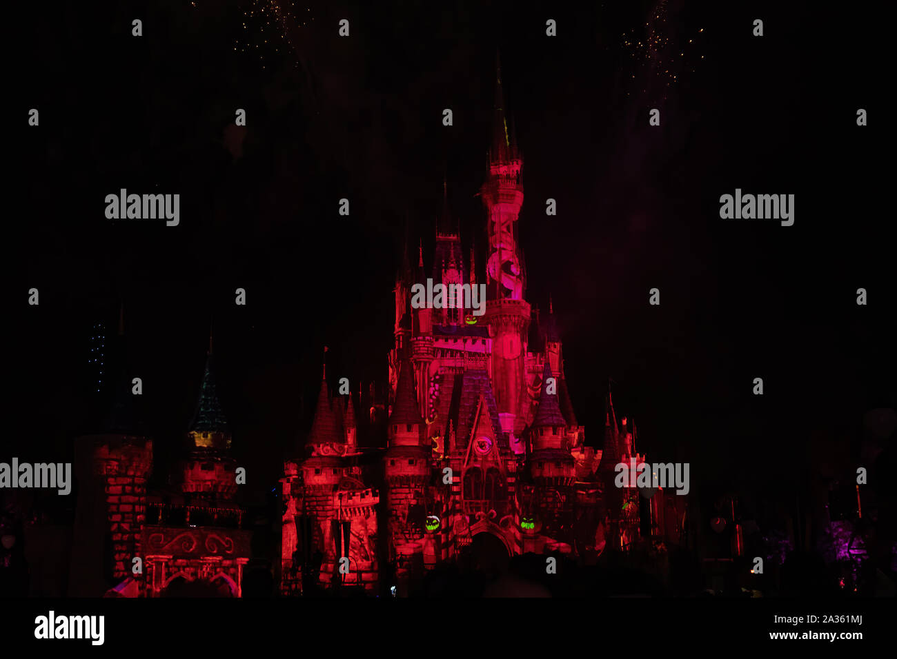 Colore di notte proiezioni sul Castello di Cenerentola dalla festa di Halloween a Disney Foto Stock