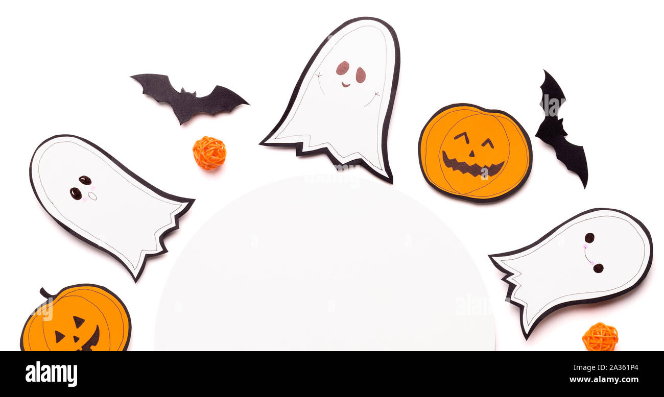 Composizione di halloween fantasmi e pipistrelli e zucche su bianco Foto Stock