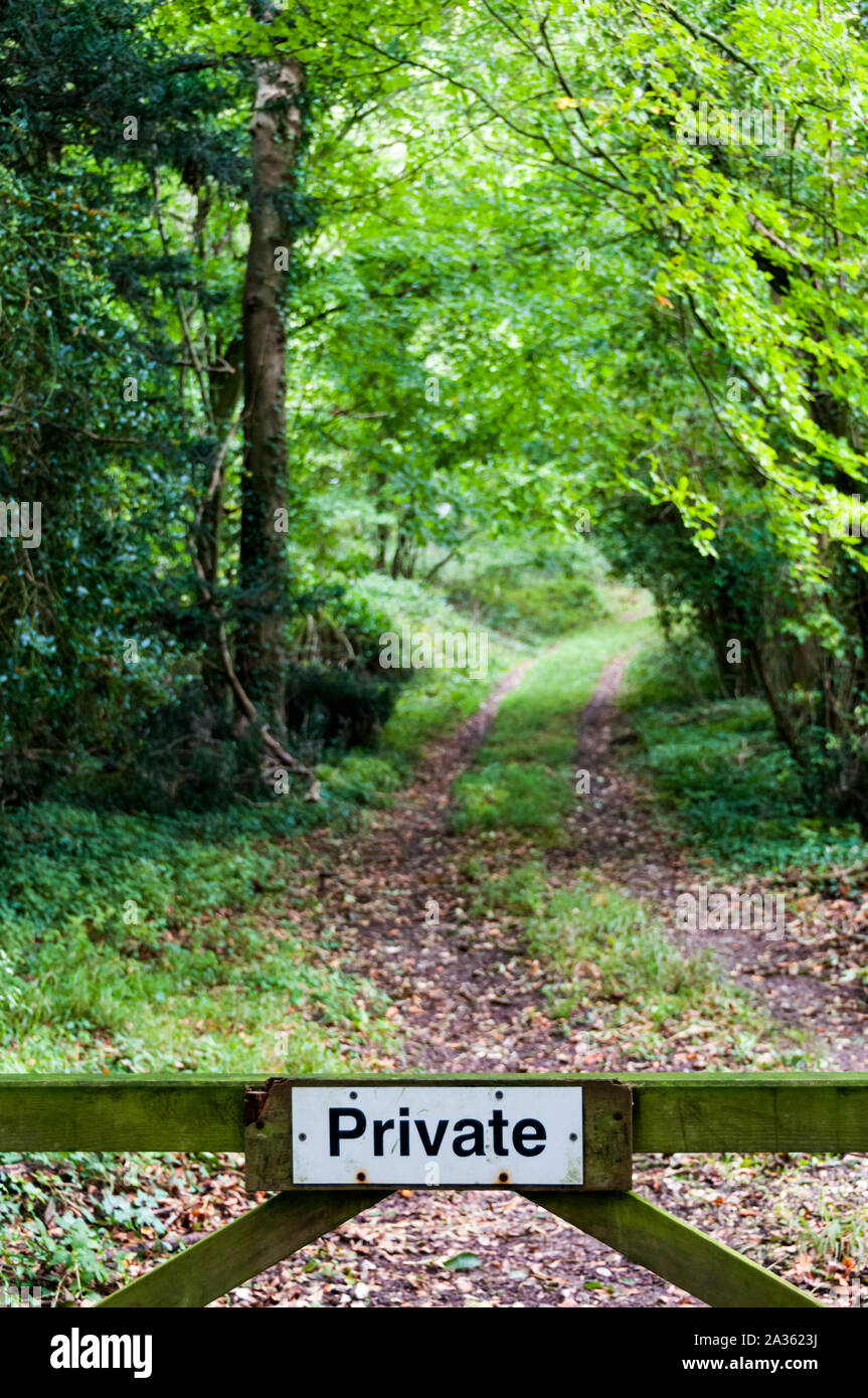 Segno privato su una porta nella parte anteriore di un percorso attraverso il bosco in West Sussex. Foto Stock