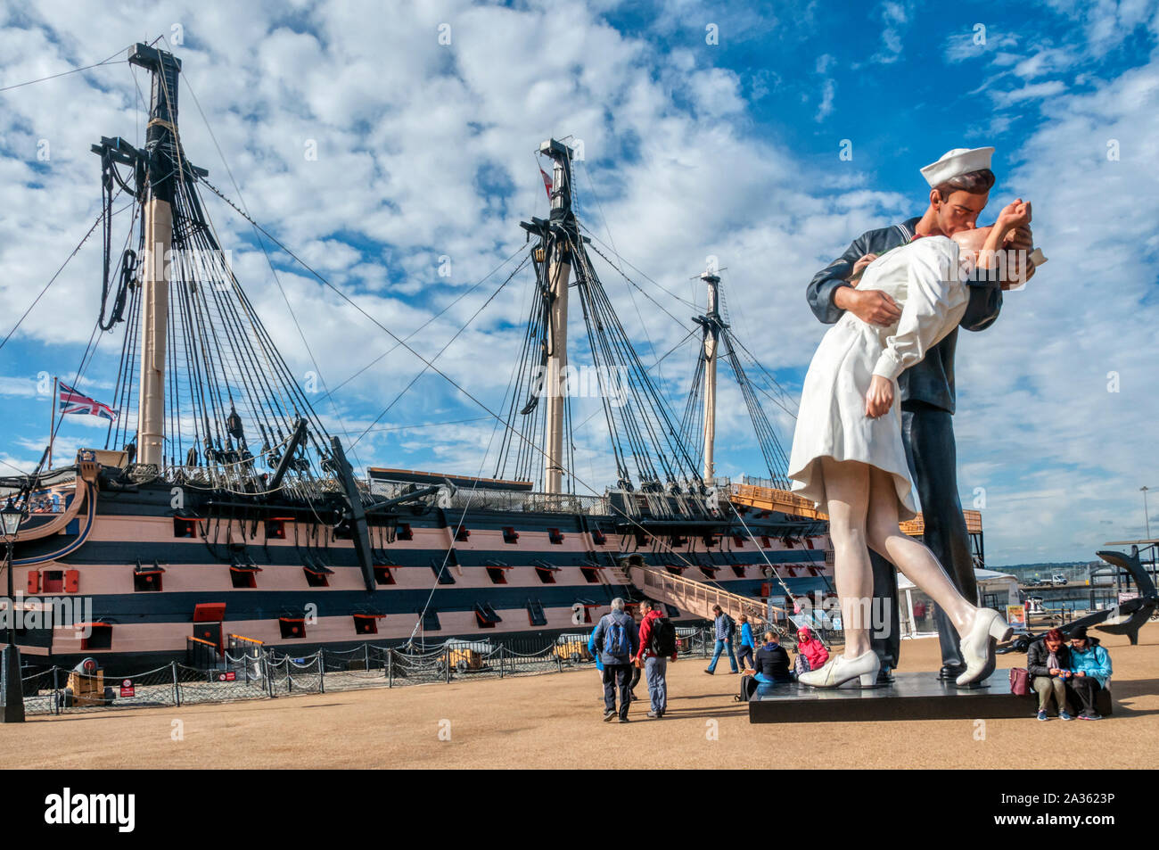 Abbracciando la pace, noto anche come resa incondizionata da Seward Johnson a Portsmouth Historic Dockyard con HMS Victory in background. Foto Stock