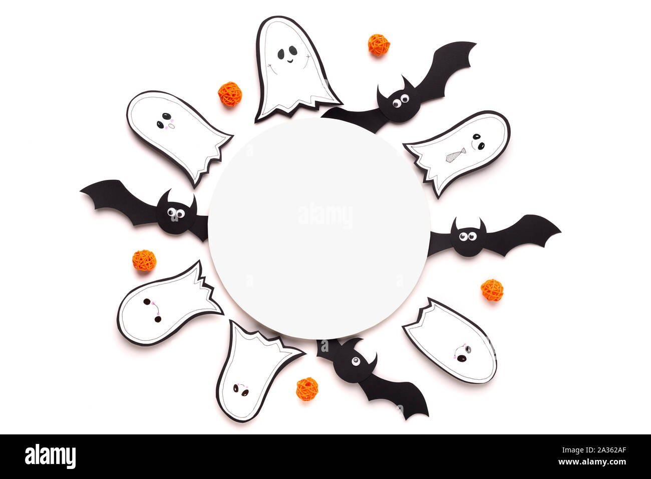 Vacanze di Halloween di sfondo o cornice rotonda, fantasmi e pipistrelli Foto Stock