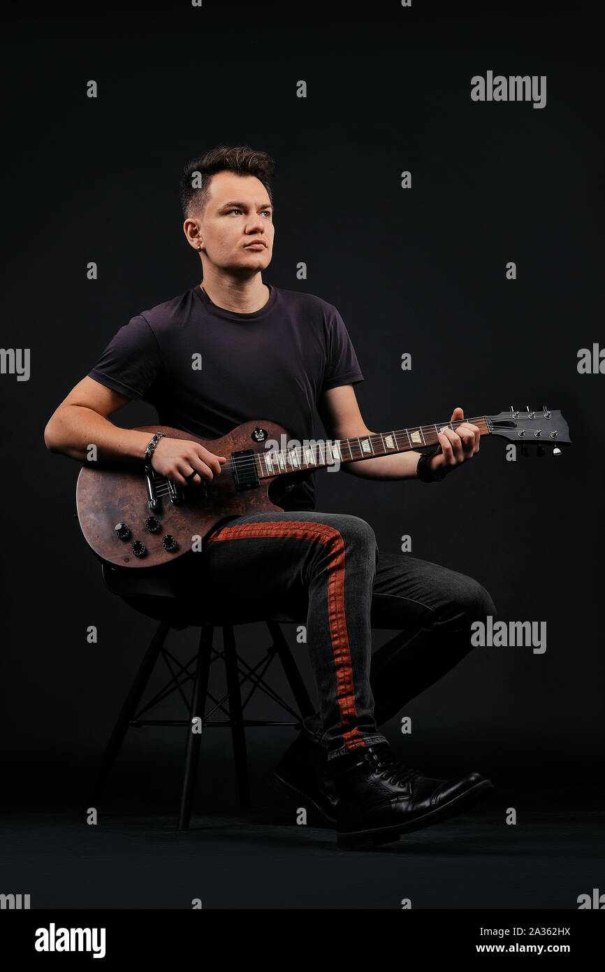 Tasto basso ritratto di uomo di cantare e suonare la chitarra elettro Foto Stock