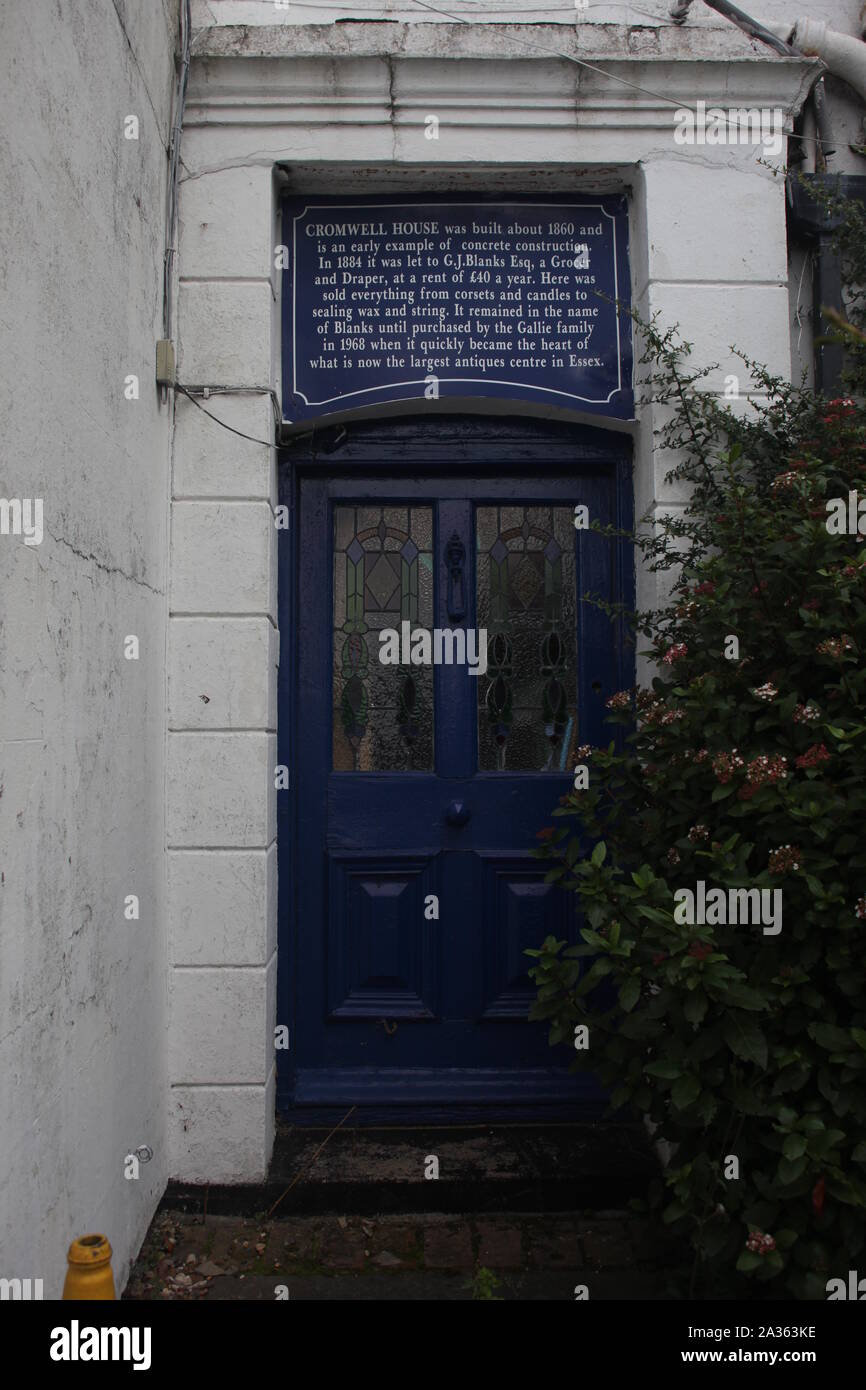 Periodo di Architettura - colorate con blu di pannelli di vetro porta di ingresso a Cromwell House, Battlesbridge Centro di antiquariato. Settembre 2019. Foto Stock