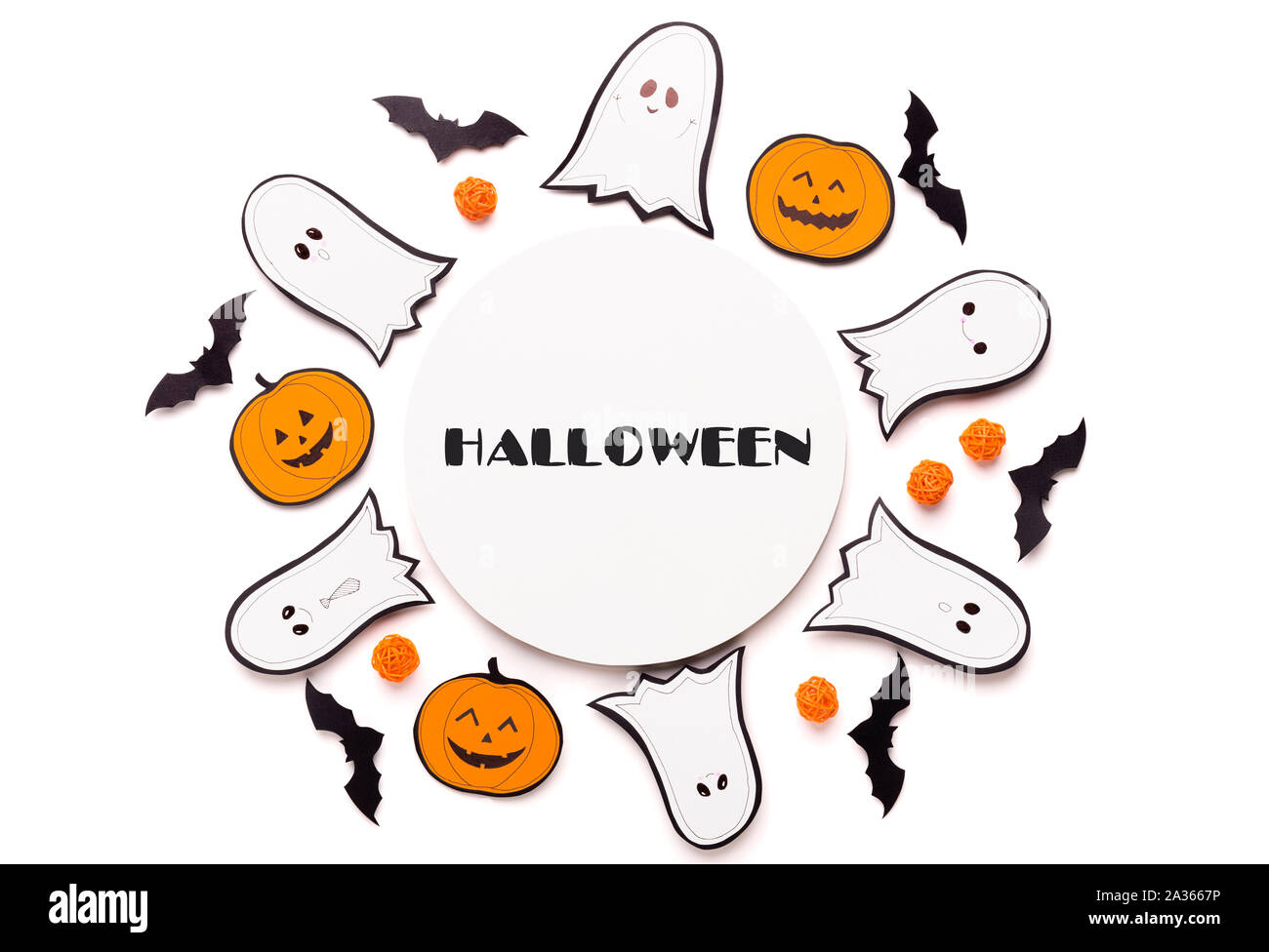 Composizione rotonda di fantasmi e zucche sul bianco , Foto Stock