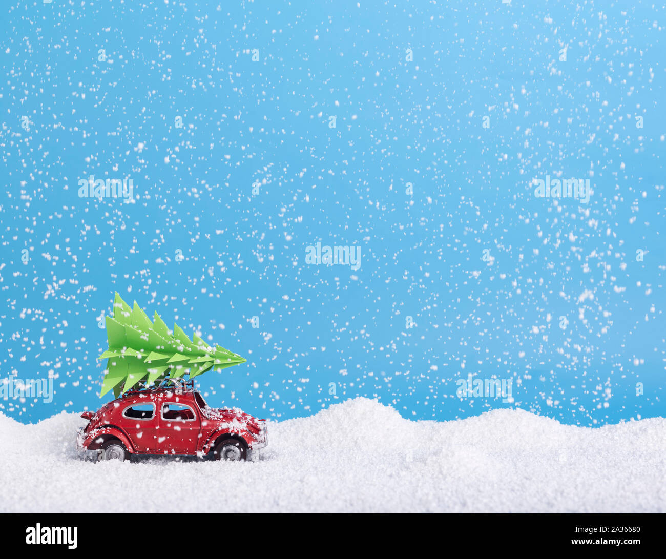Retro rosso auto giocattolo affrettare alla consegna il Natale pino Foto Stock