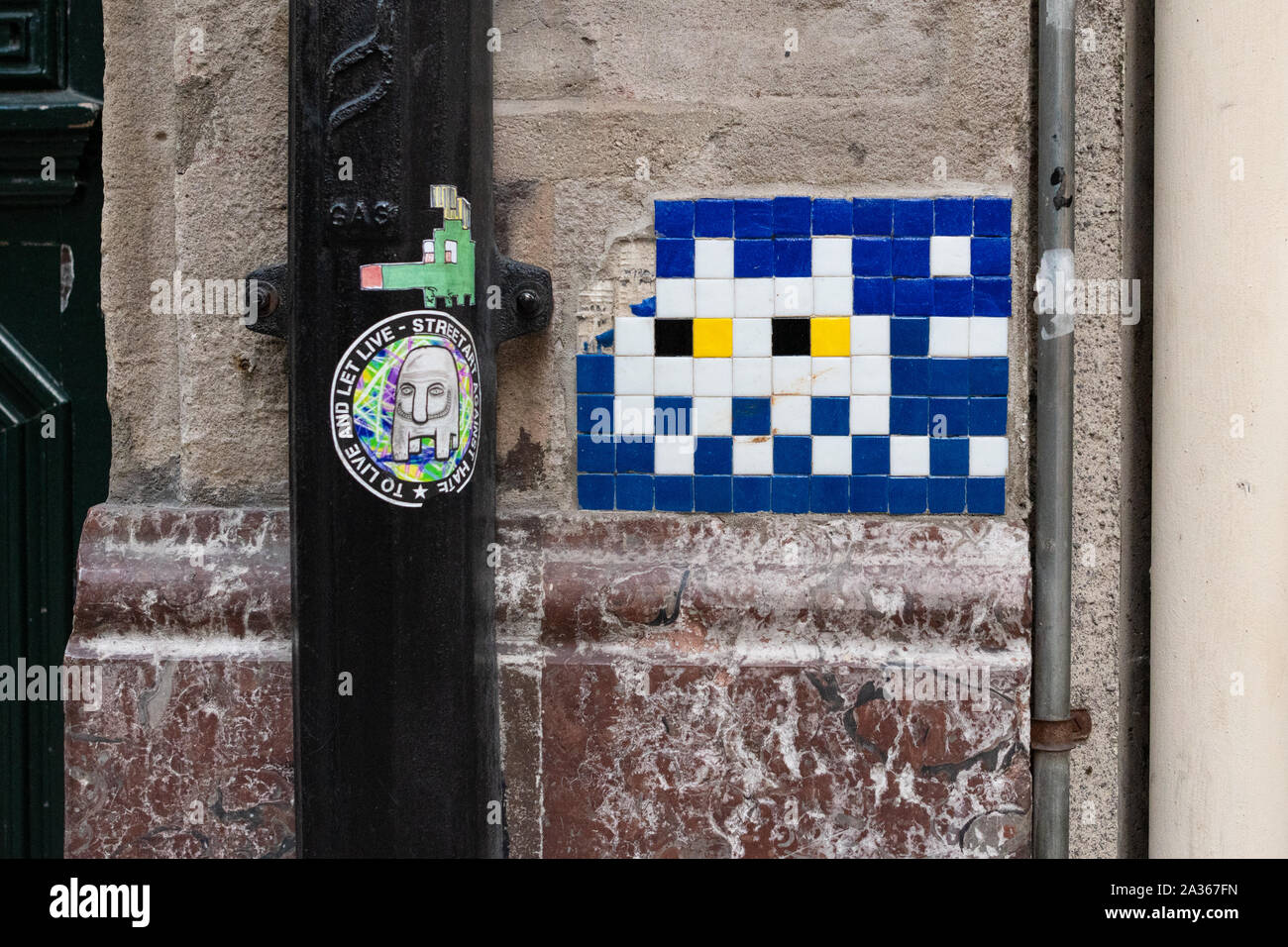Arte di strada fatta di piastrelle a mosaico creato da invasore artista di strada, Bilbao, Spagna settentrionale Foto Stock