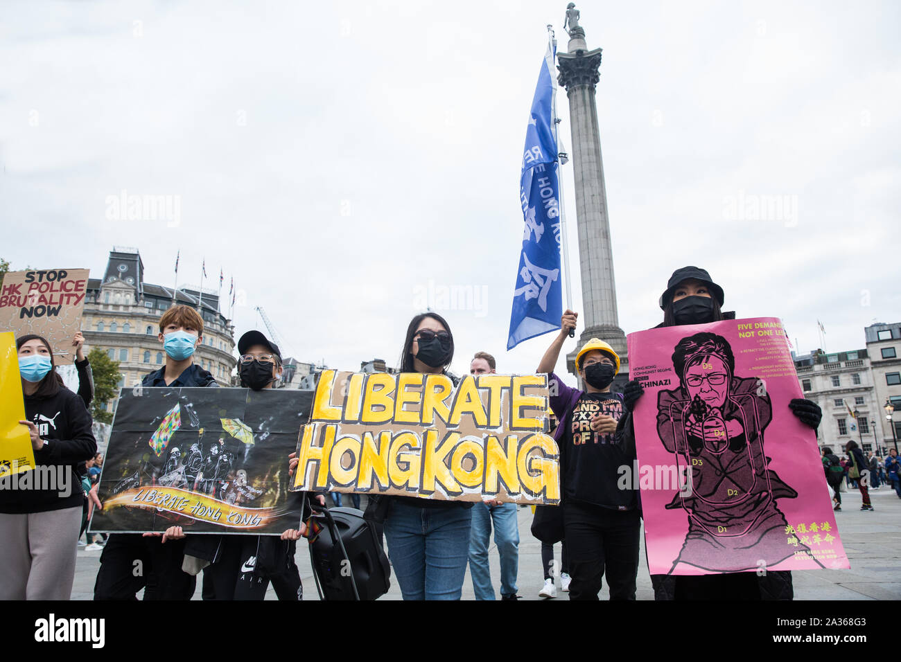 Londra, Regno Unito. 5 Ottobre, 2019. I militanti della democrazia a Hong Kong protesta in Trafalgar Square contro il richiamo da parte del governo di Hong Kong di emergenza dei regolamenti che vietano i manifestanti di coprire le loro facce, indossando maschere e utilizzando la vernice sui loro volti durante le proteste. Credito: Mark Kerrison/Alamy Live News Foto Stock