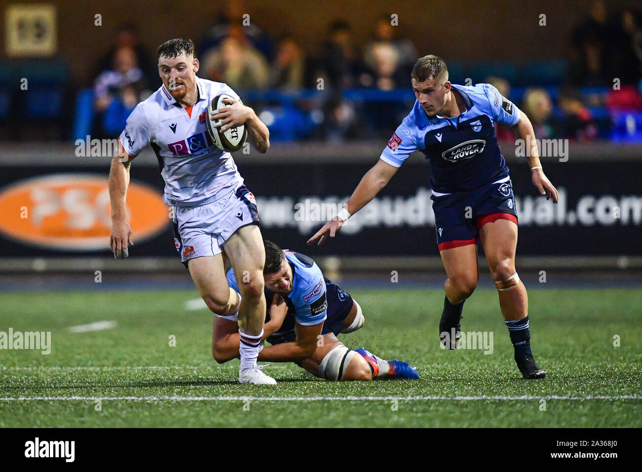 Cardiff, Galles, UK. 5 ottobre 2019. Guinness PRO14, Cardiff Blues v Edinburgh Rugby : George Taylor di Edinburgh Rugby sfugge il paranco di Josh Turnbull di Cardiff Blues Credito: Craig Thomas/News immagini Credito: News immagini /Alamy Live News Foto Stock