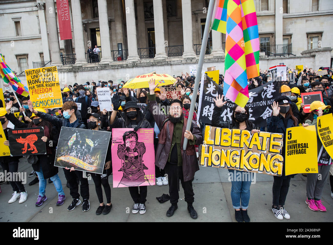 Londra, Regno Unito. 5 Ottobre, 2019. I militanti della democrazia a Hong Kong protesta in Trafalgar Square contro il richiamo da parte del governo di Hong Kong di emergenza dei regolamenti che vietano i manifestanti di coprire le loro facce, indossando maschere e utilizzando la vernice sui loro volti durante le proteste. Credito: Mark Kerrison/Alamy Live News Foto Stock