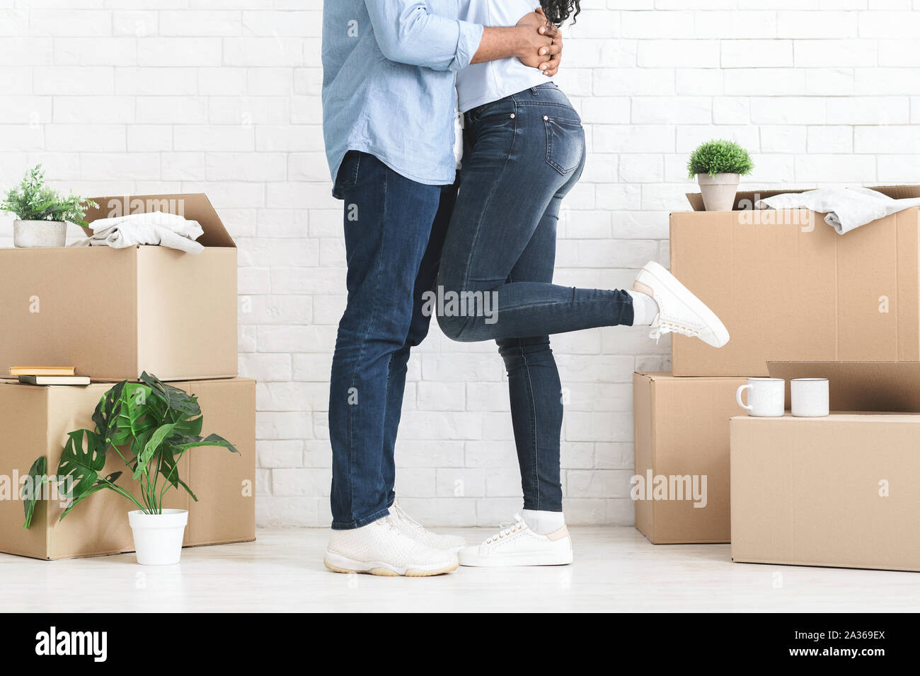 Tagliata di coppia in amore abbracciando nella nuova casa Foto Stock