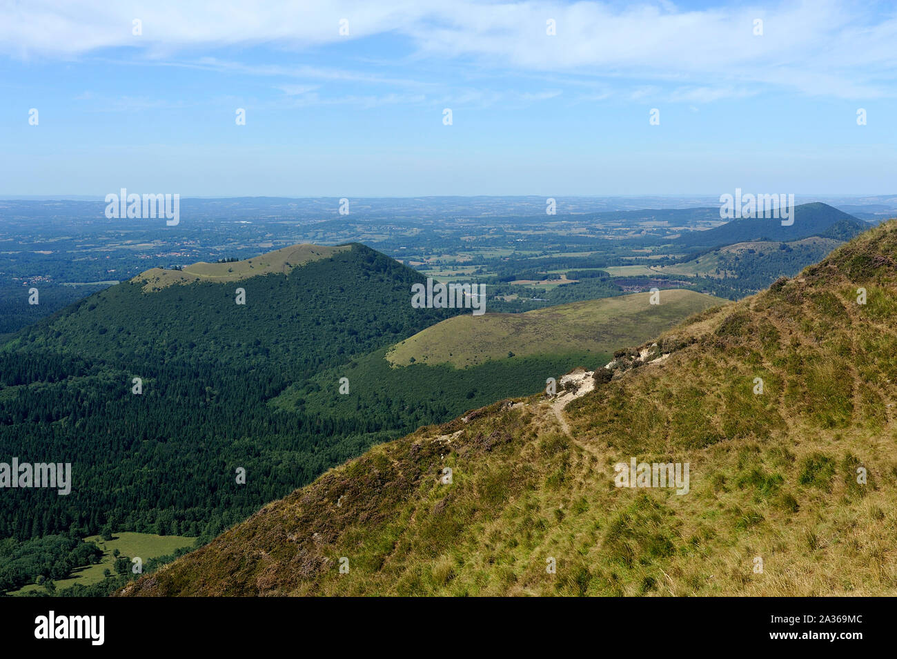 Vista panoramica dei Vulcani della Auvergne visto dalla vetta del Puy de Dome Foto Stock