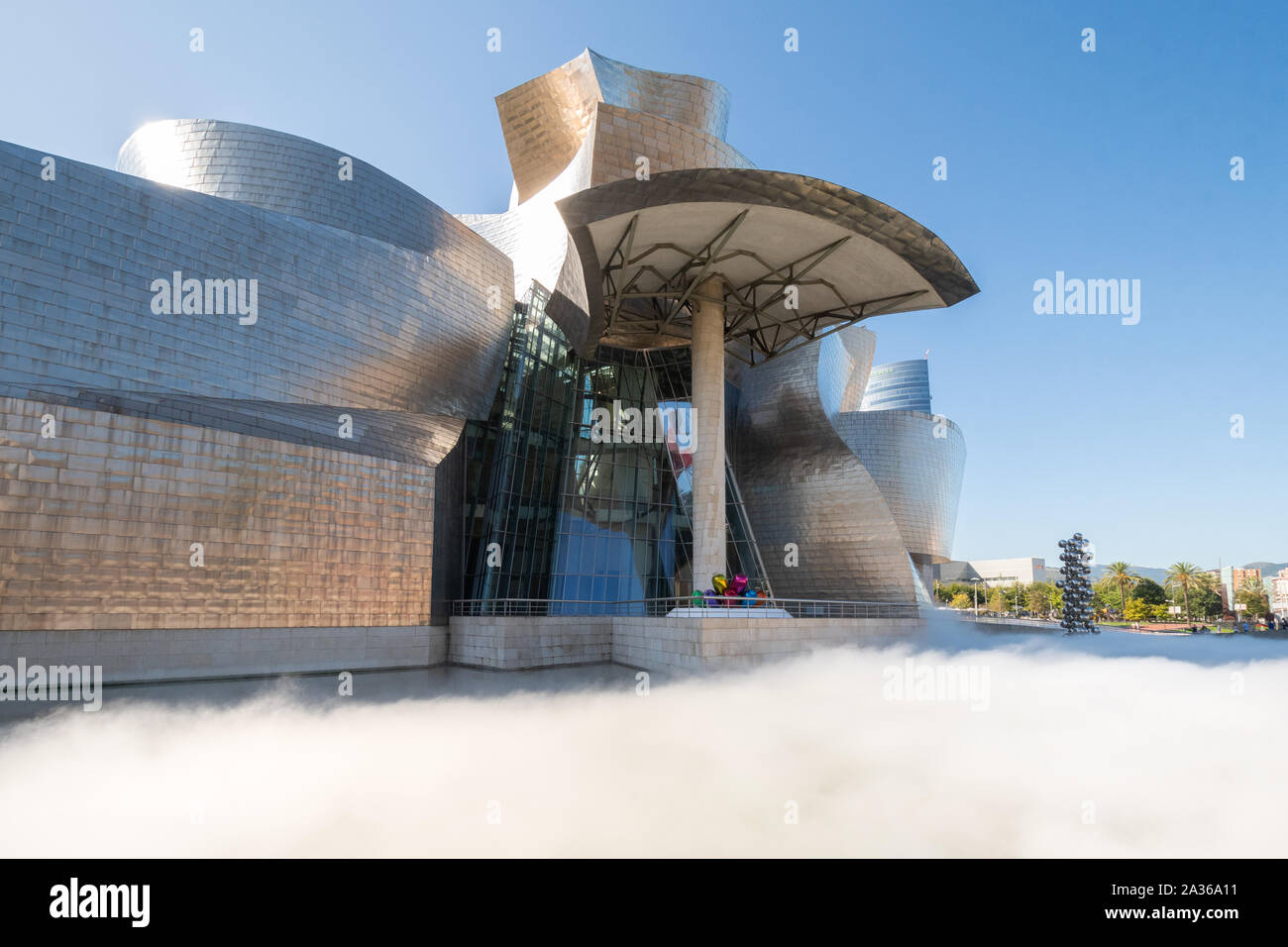 Museo Guggenheim e Fujiko Nakaya nebbia della scultura, Bilbao, Spagna Nord, Europa Foto Stock
