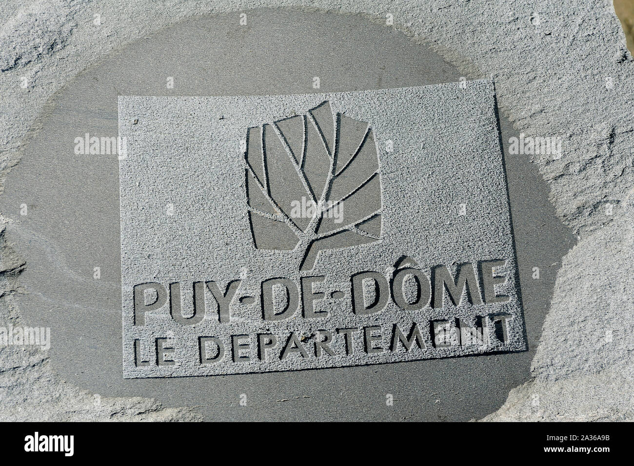 Logo del dipartimento francese del Puy de Dome scolpiti in pietra Foto Stock