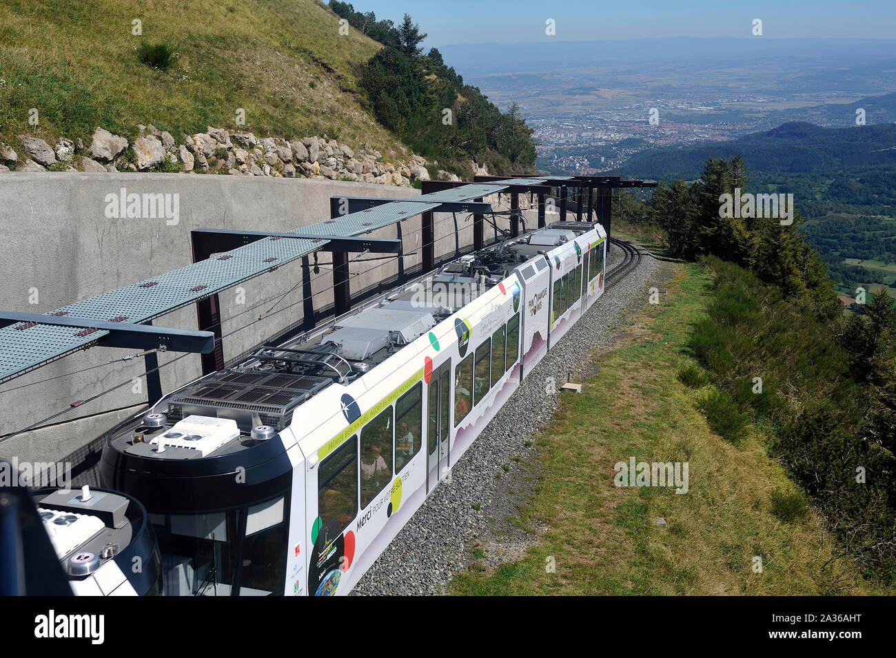 Il treno a ruote dentate per salire sulla vetta del Puy de Dome vulcano nel dipartimento francese dello stesso nome Foto Stock