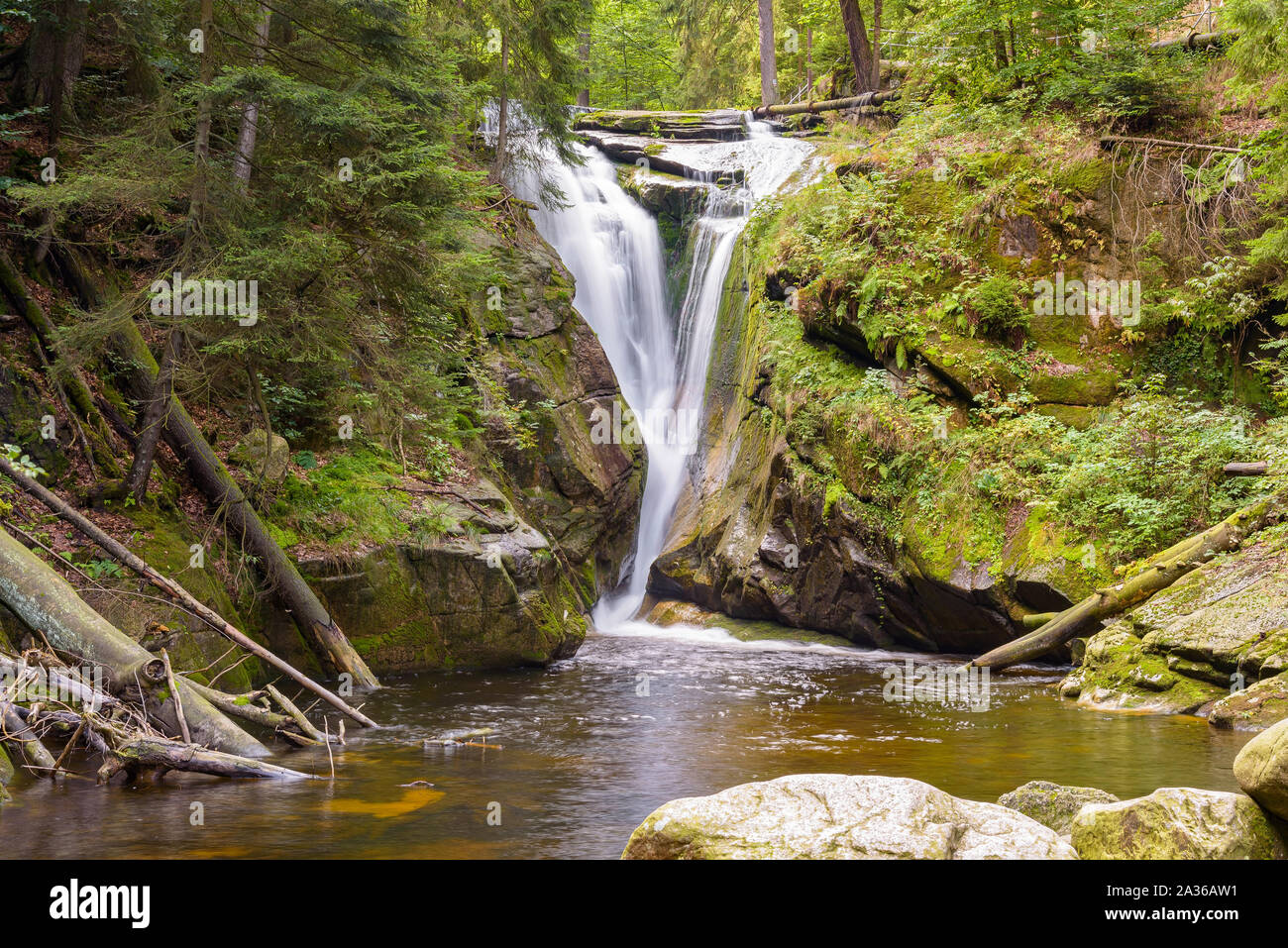 Cascata del fiume Szklarka vicino a Szklarska Poreba in Monti dei Giganti, Polonia Foto Stock