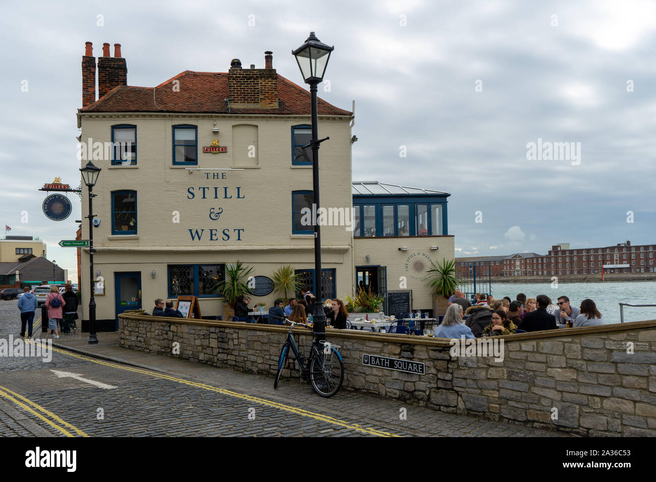 L'ancora e west pub nel vecchio Portsmouth, Hampshire con frequentatori di pub per bere il giardino della birra Foto Stock