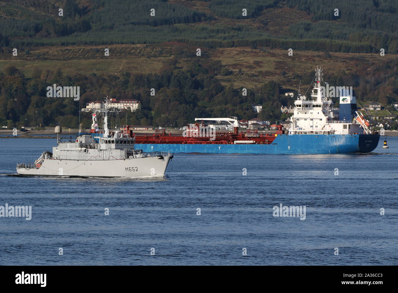 La Marina Francese minehunter Cephee, passando Gourock sul suo arrivo per esercitare congiuntamente il guerriero 19-2, con l'olio in uscita tanker Bro Nordby dietro. Foto Stock