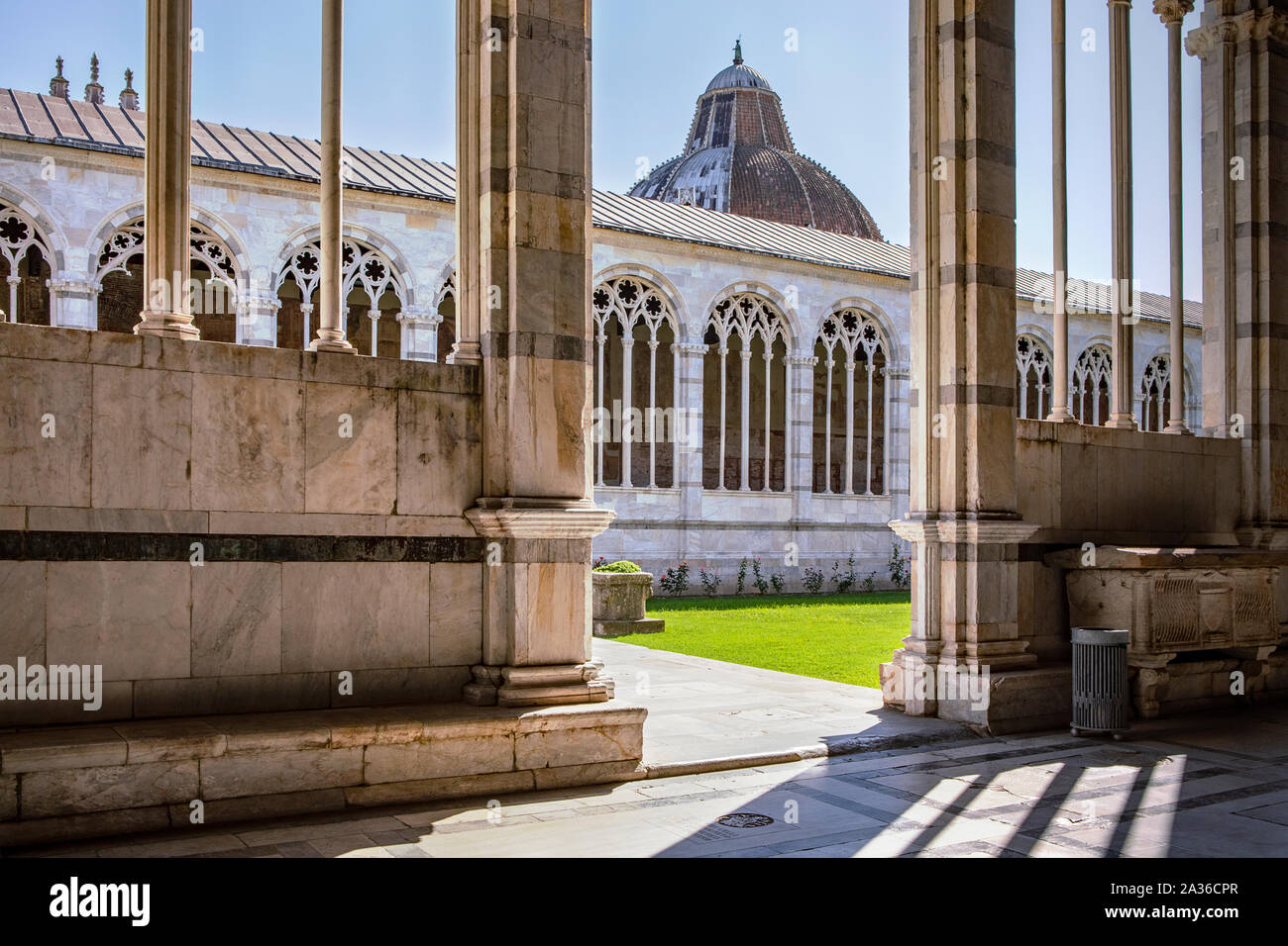 Vista dalla galleria sul patio interno, Camposanto Monumentale di Pisa. Cimitero Monumentale, cortile interno. Battistero visibile cupola. Toscana, Italia Foto Stock