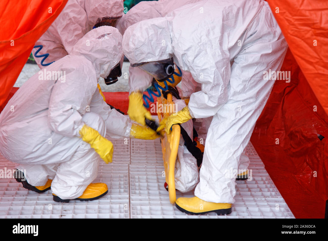 Pisa, Italia. 5 ottobre 2019. I soccorritori partecipano alla simulazione della decontaminazione delle persone dopo un incidente chimico durante un esercizio di protezione civile nel Parco Nazionale di San Rossore Massaciuccoli, nei pressi di Pisa. Credit: MLBARIONA/Alamy Live News. Foto Stock