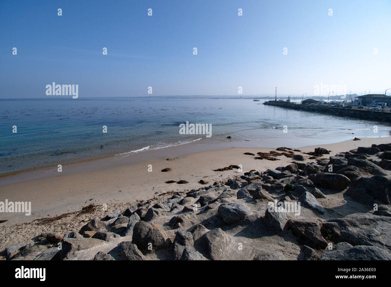 San Carlos Beach, chiamato anche frangiflutti. Una spiaggia molto popolare e la riva località di immersione, le cime della foresta di kelp può essere visto sulla superficie dell'acqua. Foto Stock