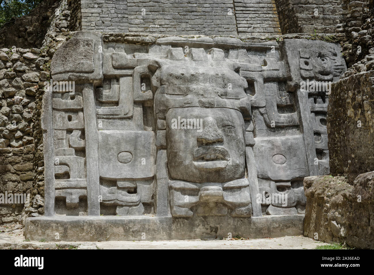 Close up della maschera al tempio di maschera, Lamanai Riserva archeologica, Orange Walk, Belize, America centrale. Foto Stock