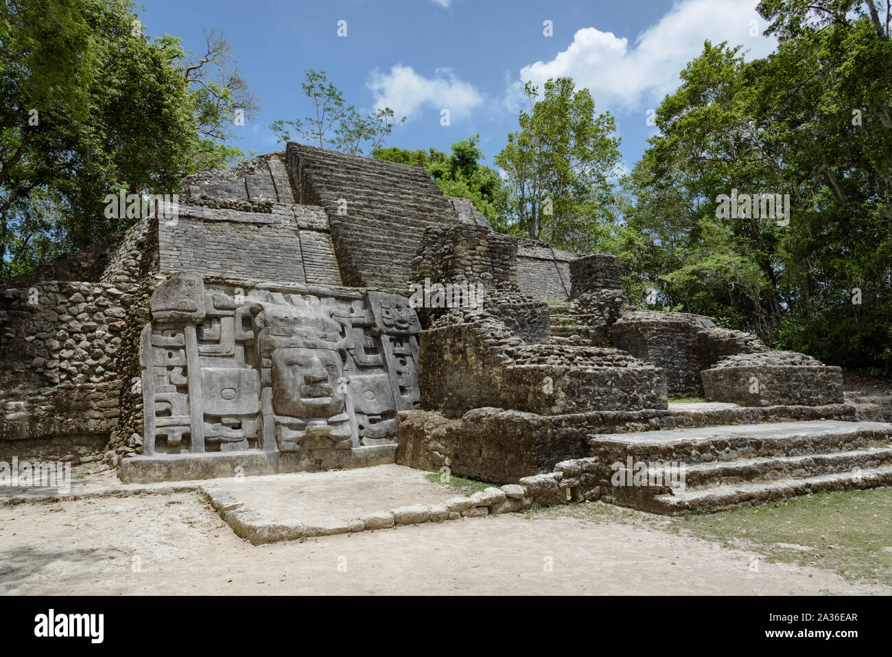 Tempio di maschera a Lamanai Riserva archeologica, Orange Walk, Belize, America centrale. Foto Stock