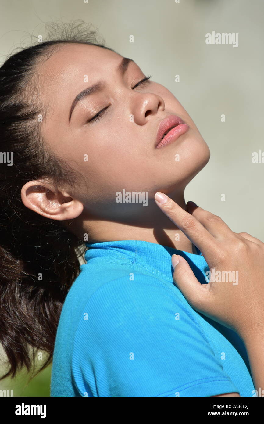 Una femmina con il mal di gola Foto Stock