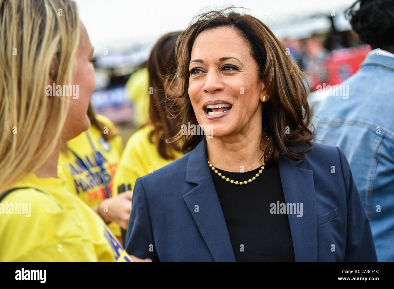 Charleston, Stati Uniti. 05 ottobre, 2019. Stati Uniti Il senatore democratico alla presidenza e di speranza Kamala Harris saluta i tifosi in occasione dell'annuale blu SCDP Jamboree Ottobre 5, 2019 a Charleston, Carolina del Sud. Credito: Richard Ellis/Richard Ellis/Alamy Live News Foto Stock