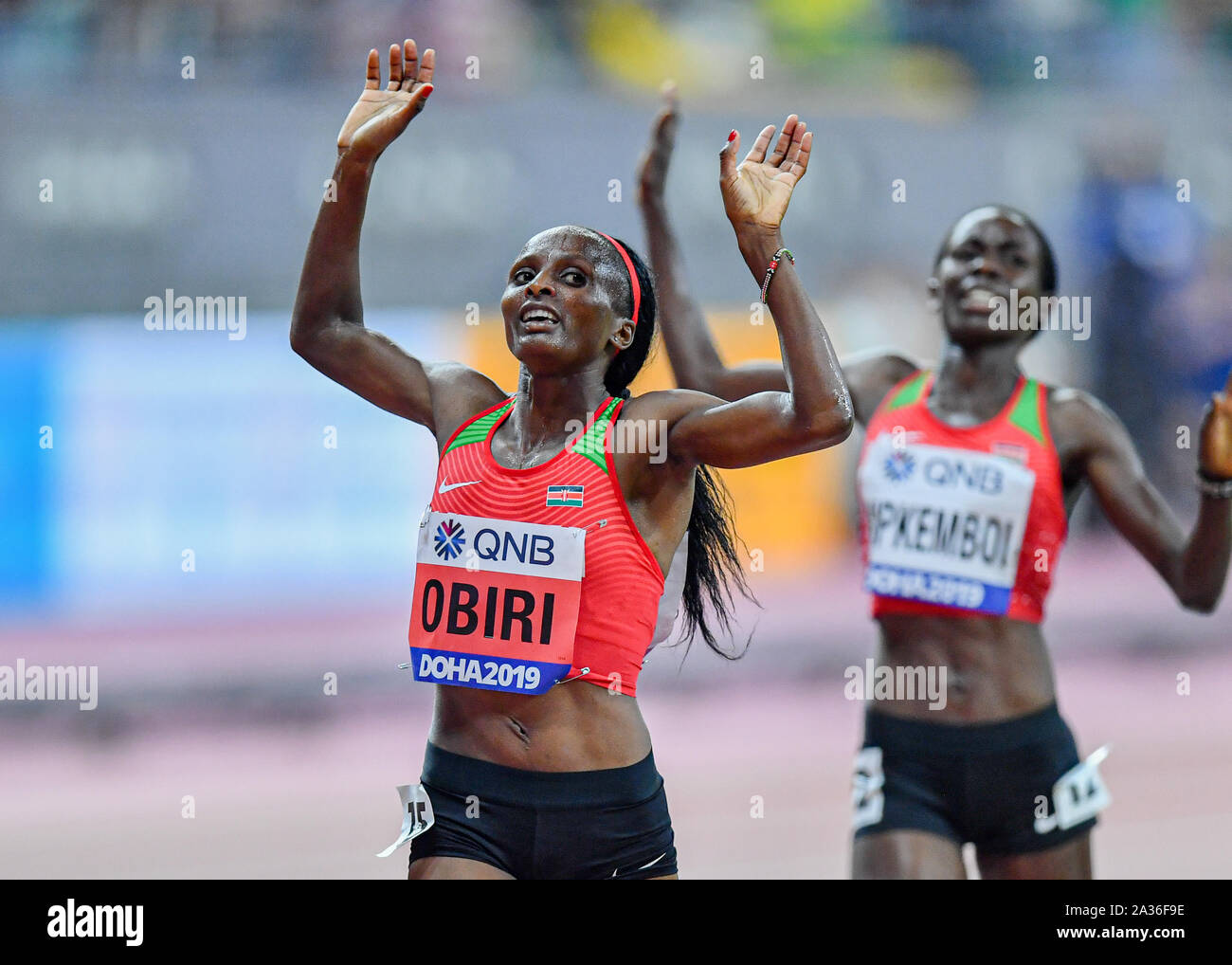 DOHA in Qatar. 05 ott 2019. Helen Obiri di celebra del Kenya dopo la rottura di un nuovo record del mondo in donne 5000m Final durante il giorno 9 della IAAF mondiale di atletica - Doha 2019 Al Khalifa International Stadium di Sabato, Ottobre 05, 2019 a Doha, in Qatar. Credito: Taka G Wu/Alamy Live News Foto Stock