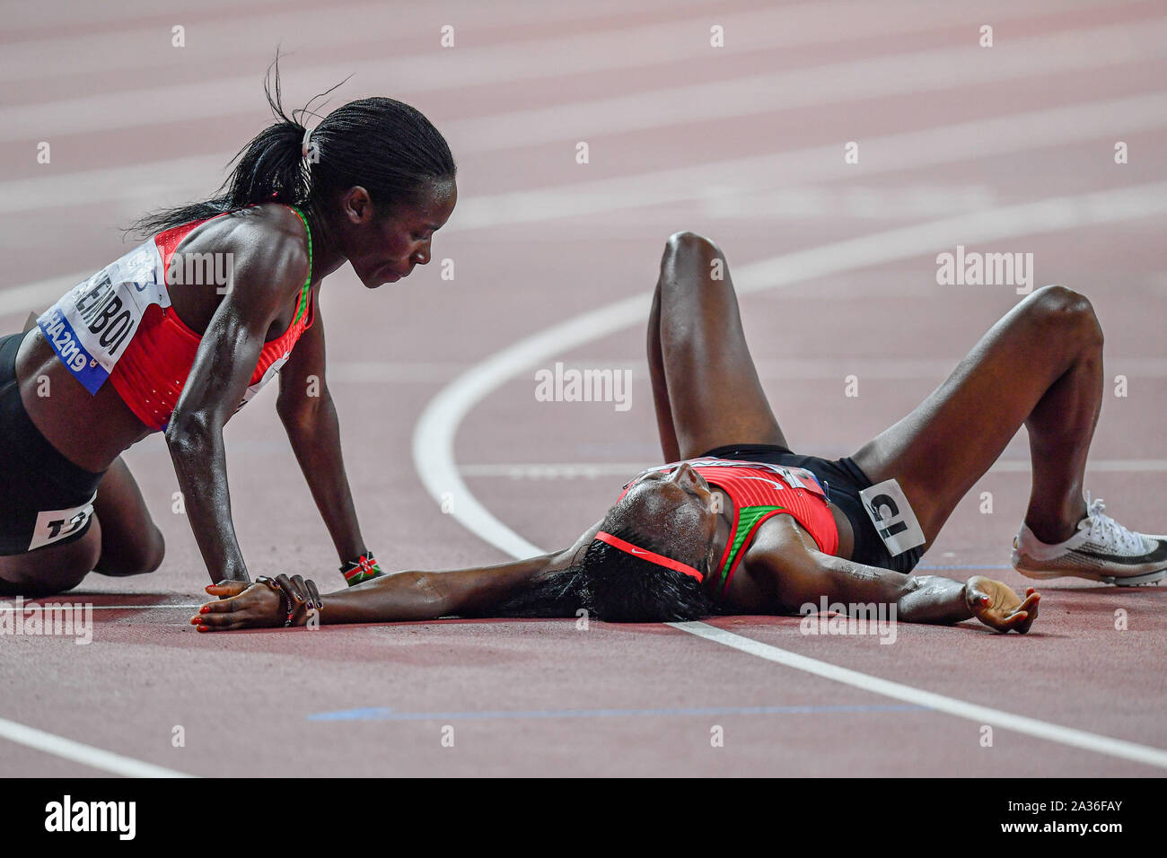 DOHA in Qatar. 05 ott 2019. Helen Obiri del Kenya (destra) si è congratulato da seguire atleta Margaret Chelimo Kipkemboi del Kenya dopo la rottura di un nuovo record del mondo in donne 5000m Final durante il giorno 9 della IAAF mondiale di atletica - Doha 2019 Al Khalifa International Stadium di Sabato, Ottobre 05, 2019 a Doha, in Qatar. Credito: Taka G Wu/Alamy Live News Foto Stock