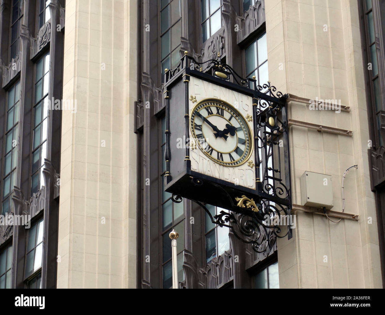 Un orologio di ornati sul lato del vecchio Evening Standard Building a Londra Foto Stock
