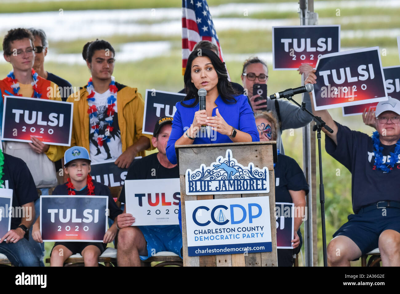 Charleston, Stati Uniti. 05 ottobre, 2019. Stati Uniti Rappresentativa e democratica speranzoso presidenziale Tulsi indirizzi Gabbard sostenitori all annuale blu SCDP Jamboree Ottobre 5, 2019 a Charleston, Carolina del Sud. Credito: Richard Ellis/Richard Ellis/Alamy Live News Foto Stock